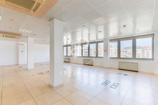 Lloguer Oficina a Dreta de l´Eixample. Oficina en alquiler con terraza en eixample dreta