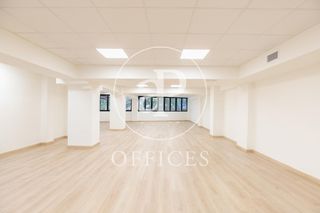 Bureau  Travessera de les corts. Oficina en venta en les corts