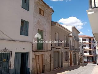Casa adossada a Pascual leyva 12. Oportunidad de casa para reconstruir