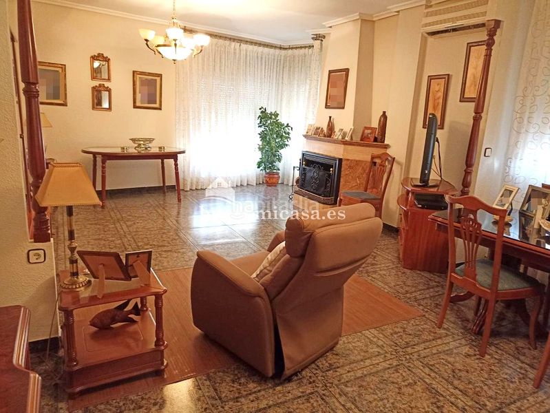 Foto 98e9a0dc-b2d4-4a2f-97d4-5a3910ae29c8. Casa amb aparcament a Mengíbar