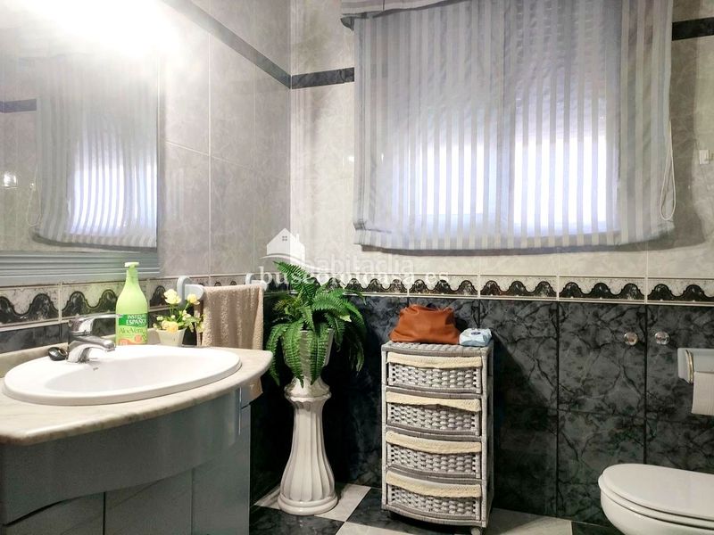 Foto cd5b3cbb-f294-405f-a940-1217540a5397. Casa amb aparcament a Mengíbar