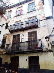 Pis a Hornos santiago 10. Vivienda ocupada en próxima a la plaza los rosales