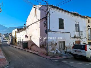 Casa adossada  Maestra. Casa para reconstruir en buena ubicación