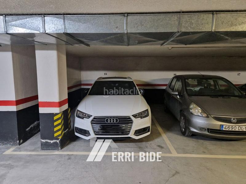 Foto aa74255c-38ba-4ee1-9dca-7bd5ecd85c3a. Parking coche en lauaxeta olerkari kalea 40a en Mungia