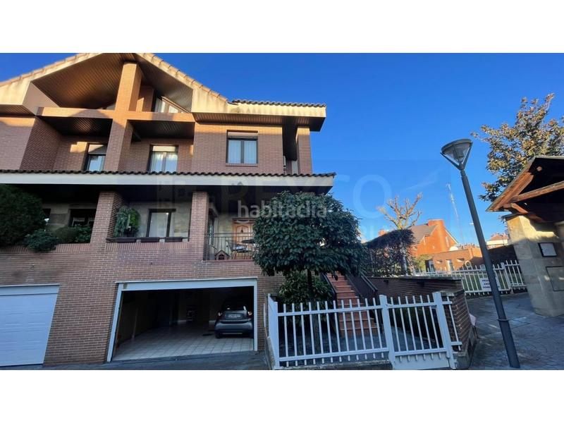 Foto 8b49d878-602d-420e-ade6-932b3b90e9e6. Chalet avec parking dans Avenida Madrid Logroño