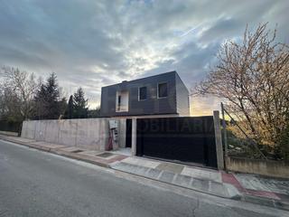 Casa  N/a. Chalet independiente con piscina en zona los manzanos