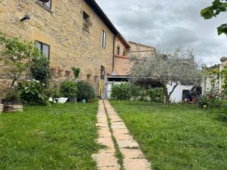 Casa  N/a. Casa de pueblo con jardn, garaje y gran terraza de baos de rio