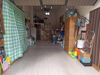 Aparcament cotxe a Tricio. Lonja con merendero y baño a la venta en tricio.