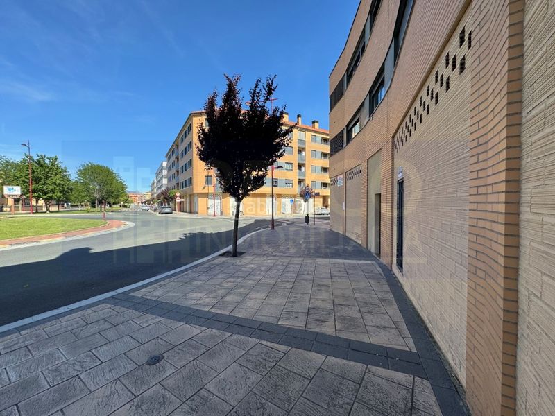 Foto fff4ff75-71be-4beb-bd13-5d8852dcf575. Local comercial a Haro