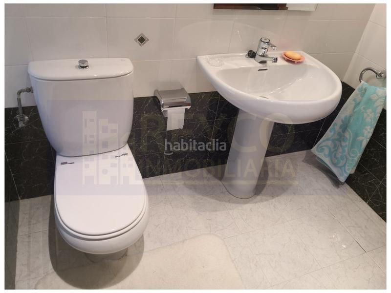 Foto 9c9556ab-74e6-48d2-863b-b6cb1e00e27a. Reihenhaus mit parking pool in Haro