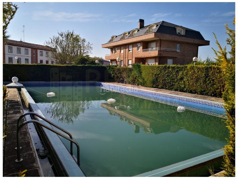 Foto b37bb9bd-f795-4b36-bf33-2d4cac43578f. Reihenhaus mit parking pool in Haro