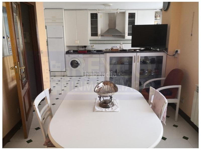 Foto bb5073f8-9f5f-43d5-a46b-a7e4cd83886b. Reihenhaus mit parking pool in Haro