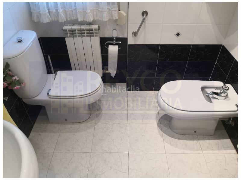 Foto e45af9e9-054e-460f-ad09-be4cd0858de8. Reihenhaus mit parking pool in Haro