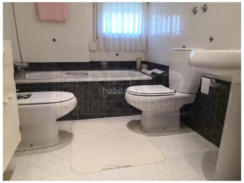 Foto fdabbe12-3ae8-4069-8081-c41e25068df7. Reihenhaus mit parking pool in Haro