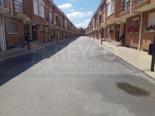 Semi detached house  N/a. Chalet en venta en urbanizacin aurora, oportunidad por precio.