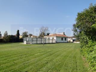 Xalet  N/a. Chalet independiente con terreno de 3.384m2 y piscina cubierta.