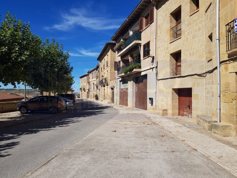 Foto b72492c5-693c-4b55-b39e-64e9178ad625. Casa adossada amb aparcament a Briones