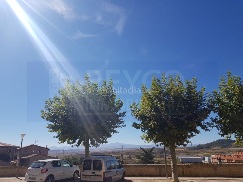 Foto b8891933-690b-46f0-9e60-499d2893ec7f. Casa adossada amb aparcament a Briones