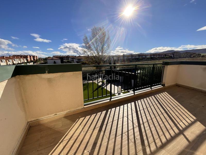 Foto 018eafb7-20e3-44ce-95f1-840638ffe628. Casa pareada en urbanizacion campo de golf Cirueña 49 espectacular chalet en el campo de golf . (la rioja). dispone de jardin privado asi como piscinas y zonas verdes . en Cirueña