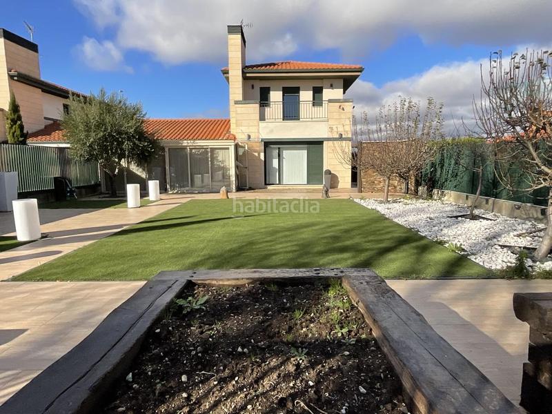 Foto 1e0f563a-6aab-49a5-8c2f-4cb17bb66ca8. Casa pareada en urbanizacion campo de golf Cirueña 49 espectacular chalet en el campo de golf . (la rioja). dispone de jardin privado asi como piscinas y zonas verdes . en Cirueña