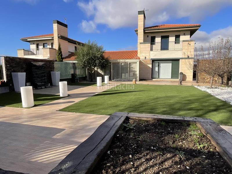 Foto a545957c-7e46-489b-8bbc-6be24aaf506a. Casa pareada en urbanizacion campo de golf Cirueña 49 espectacular chalet en el campo de golf . (la rioja). dispone de jardin privado asi como piscinas y zonas verdes . en Cirueña