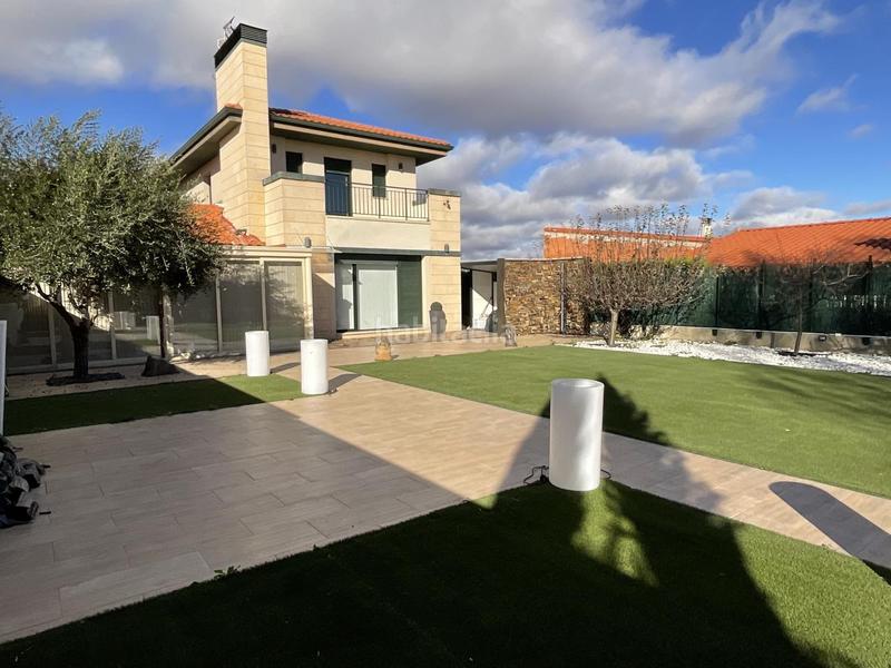 Foto d2bdf45c-8000-4b5b-8764-6e276579e2a7. Casa pareada en urbanizacion campo de golf Cirueña 49 espectacular chalet en el campo de golf . (la rioja). dispone de jardin privado asi como piscinas y zonas verdes . en Cirueña