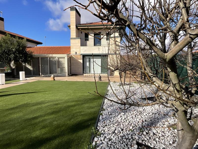 Foto d576426b-716f-4ec8-a606-8cd5209c2073. Casa pareada en urbanizacion campo de golf Cirueña 49 espectacular chalet en el campo de golf . (la rioja). dispone de jardin privado asi como piscinas y zonas verdes . en Cirueña