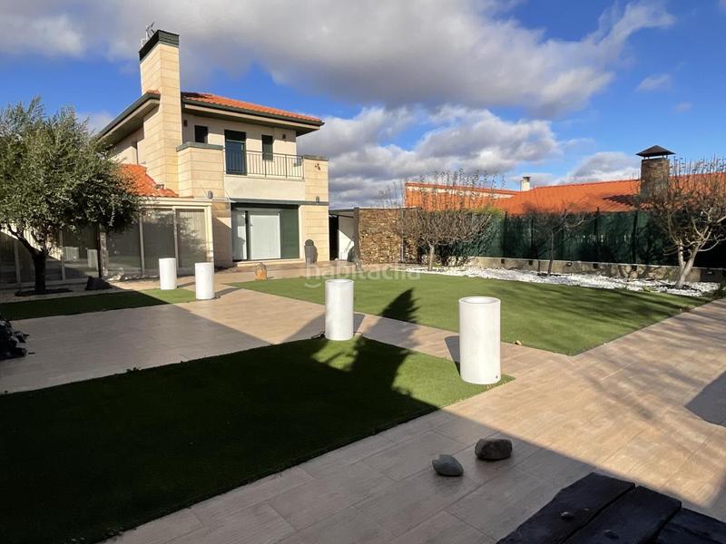 Foto e3d2d350-c11e-4605-b585-915528907911. Casa pareada en urbanizacion campo de golf Cirueña 49 espectacular chalet en el campo de golf . (la rioja). dispone de jardin privado asi como piscinas y zonas verdes . en Cirueña