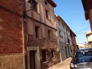 Casa  Calle heliodoro garcía 1. Casa a la venta en el centro de azofra, en plena plaza.
