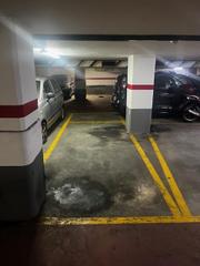 Aparcament cotxe  Kolon pasealekua. Plaza pequeña de garaje en gros!