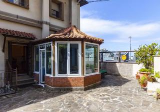 Pis  La fe pasealekua. En la concha vivienda con jardín y garaje