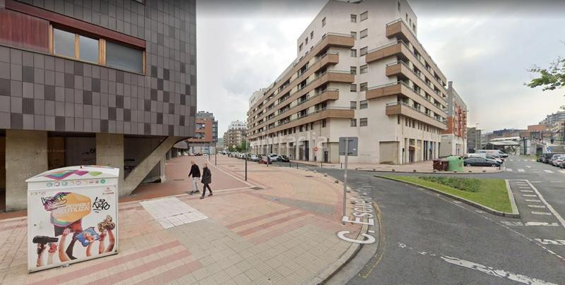 Foto 063b79ad-e645-4ab4-a9d9-d97591fd892d. Alquiler local comercial local diafano con salida de humos en urban

muchas posibilidades.

¿la vemos? en Barakaldo