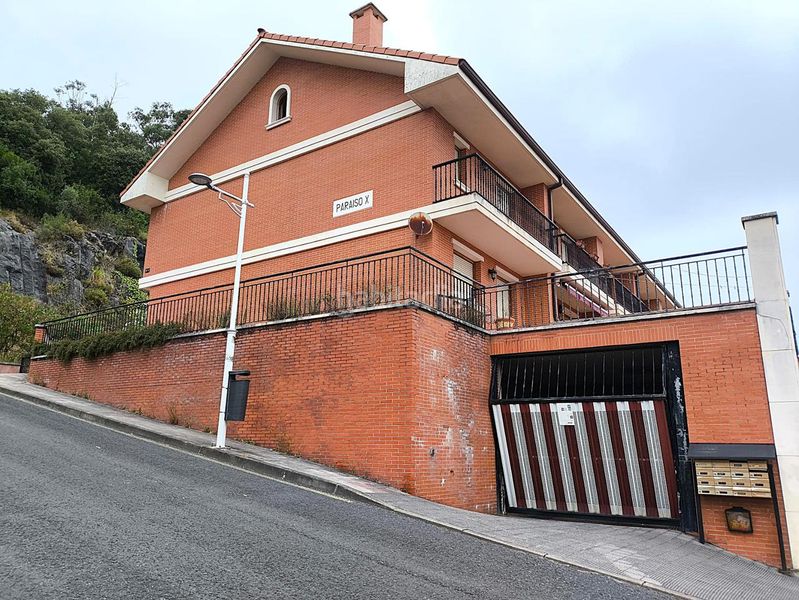 Foto e254ba60-a7f2-4071-b193-f79849ca53c4. Casa adossada amb calefacció aparcament a Brazomar Castro - Urdiales
