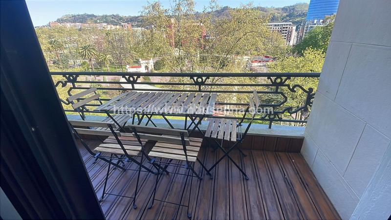 Foto 45f3dd50-1b27-418f-af76-539d7169dbd2. Pis a Abandoibarra - Guggenheim Bilbao