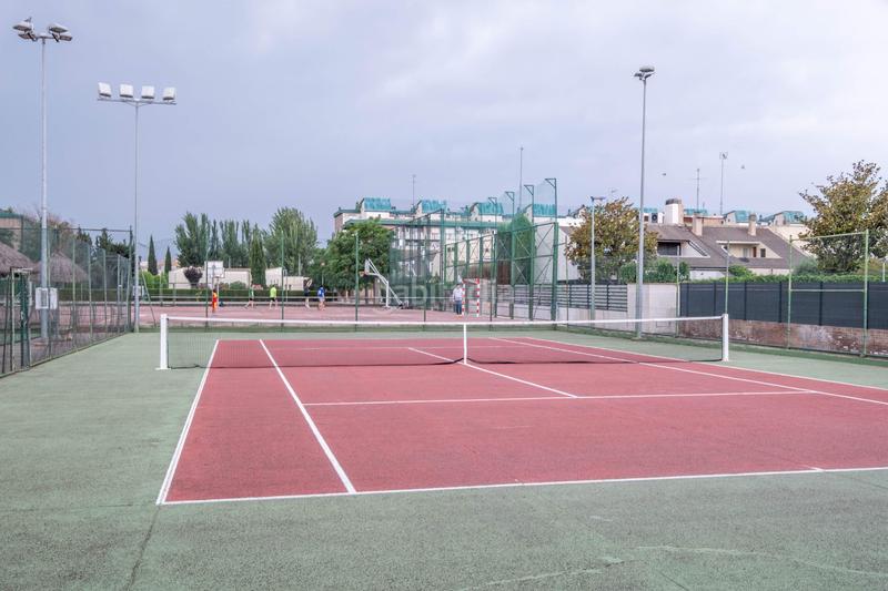 Foto ddcbbe29-51db-4d8e-b3c2-6fa5e70c910b. Chalet con riscaldamento parcheggio piscina in La Almozara Zaragoza