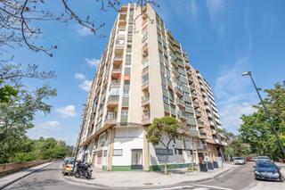 Pis a Calle aznar molina 19. Vivienda con  un enorme potencial de actualización