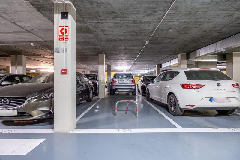 Foto 5330d271-8b51-45b2-a6b3-f3c15eadb41e. Alquiler parking coche en calle calle de ángela lópez jiménez se alquila garaje junto al edificio seminario en Zaragoza