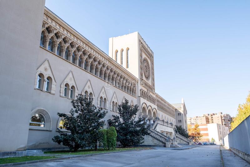 Foto 991d89b0-cf84-40b8-abf6-2f572436bc3a. Alquiler parking coche en calle calle de ángela lópez jiménez se alquila garaje junto al edificio seminario en Zaragoza