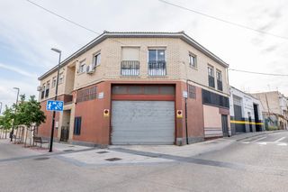 Edificio in Calle osa mayor 40. Edificio en chaflán en valdefierro máximo potencial y vado propi