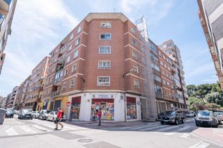 Piso  Calle san antonio abad 73. Piso luminoso con garaje y trastero junto a la av. navarra