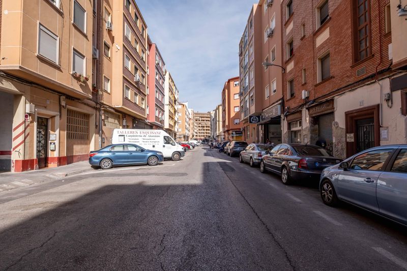 Foto b1352659-76e1-4801-8a2b-1bd155b3e193. Edificio in La Granja Zaragoza