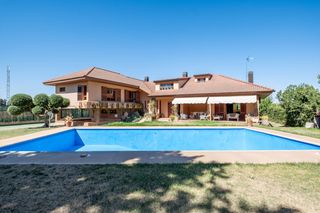 Haus  Avenida zaragoza 28. Espectacular casa de campo con piscina en urrea de jalón a 40 mi