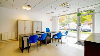 Location Bureau à Calle alberti rafael 6. Se alquila oficina con gran almacen.