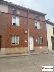 Maison jumelée à Herrera de Pisuerga. Se vende casa adosada en herrera de pisuerga