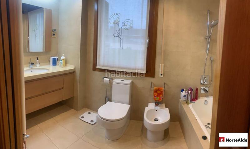 Foto 7a0b6fec-6ff2-48e9-9ab7-81d862781baf. Attico con riscaldamento parcheggio in Lasesarre Barakaldo