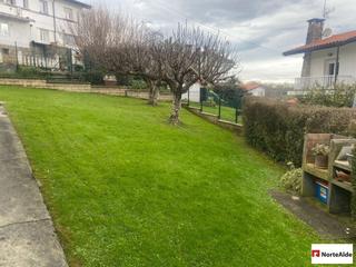 Casa bifamiliare in Sondika. Chalet bifamiliar en la olasondika