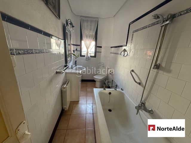Foto ad70cbac-787d-4aca-b06a-51707fa5d3b0. Pis amb calefacció a Centro Barakaldo