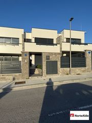 Reihenhaus in Zierbena. Se vende chalet adosado en la urb.moreozierbana