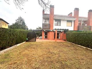 Casa adossada a Urduliz. Magnifico adosado en esquina en una estupenda zona de urduliz