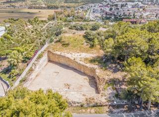 Finca rústica a Costa de la Calma. Atractiva propiedad de inversión  parcela con proyecto y licenci